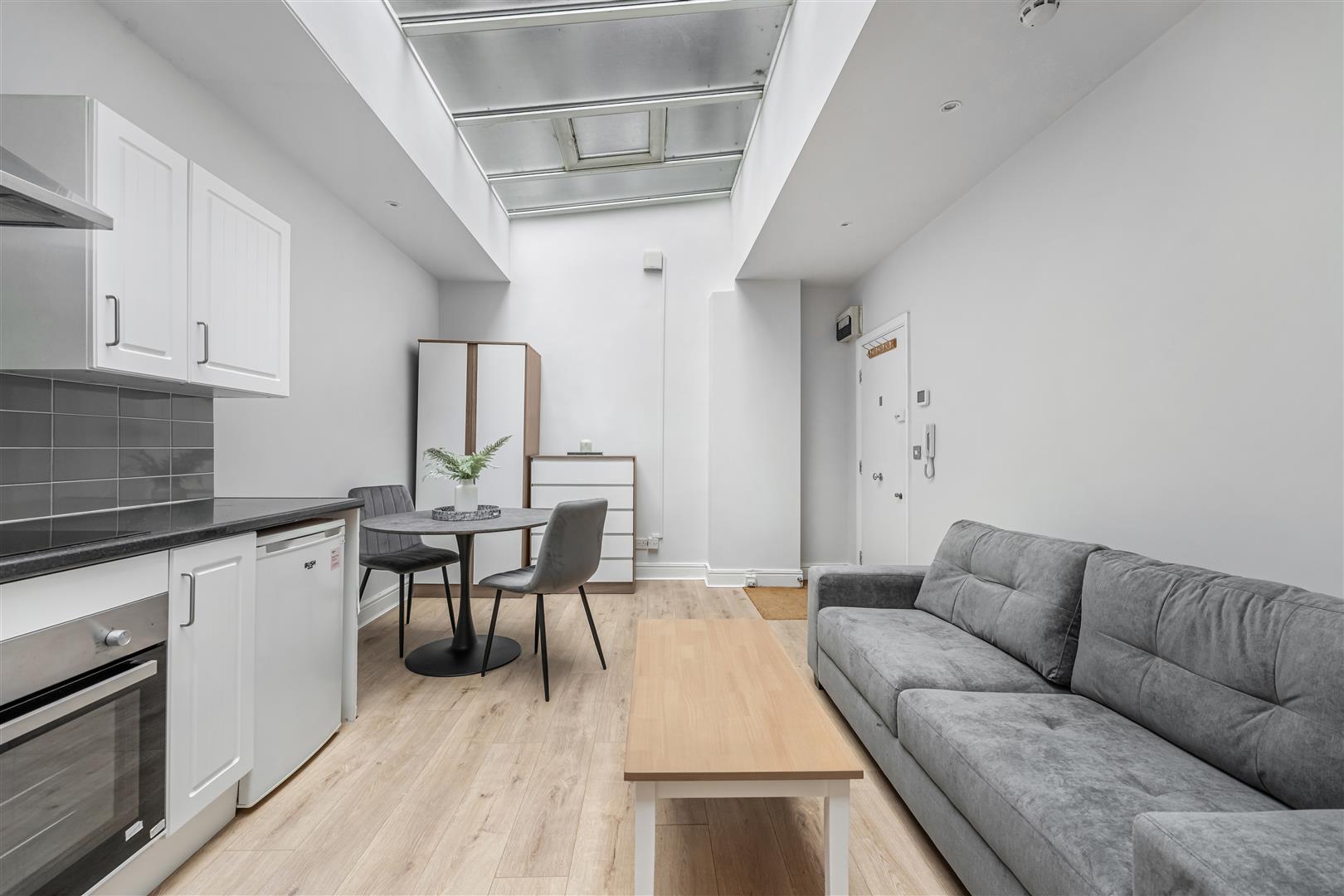 Flat Southwell Gardens in Greater London