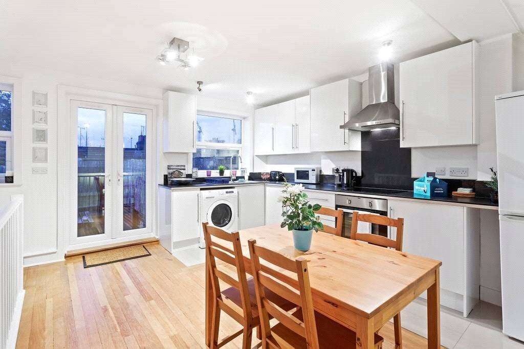 Flat Thorparch Road in Greater London
