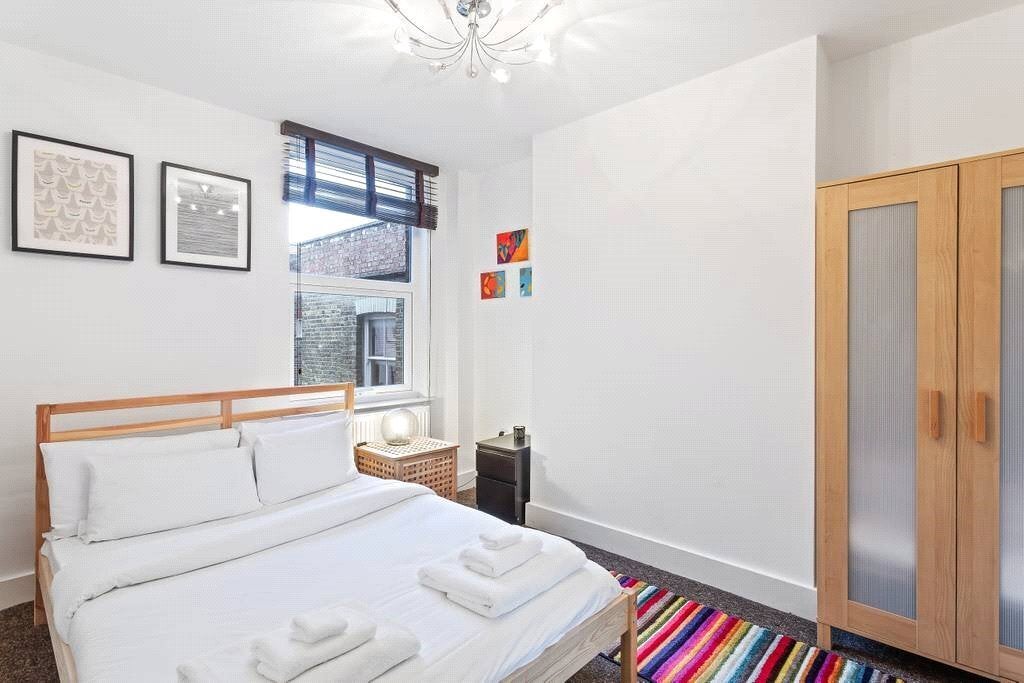 Flat Thorparch Road in Greater London