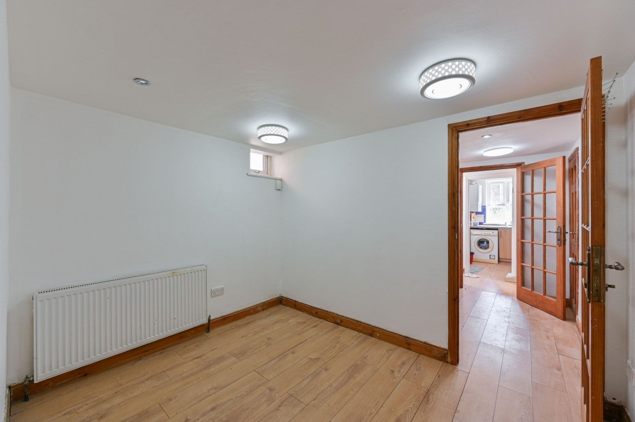 Flat Coombe Road in Greater London