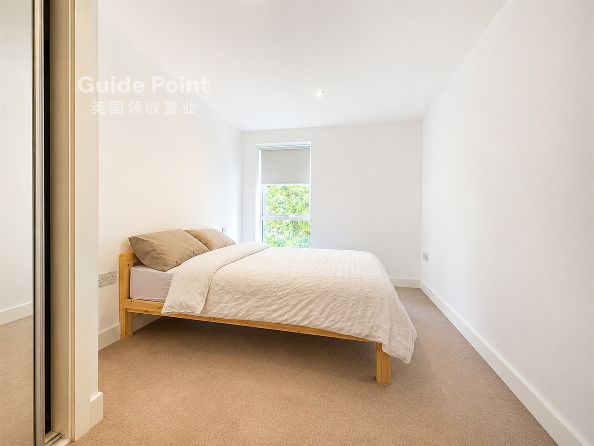 Flat Bromyard Avenue in Greater London