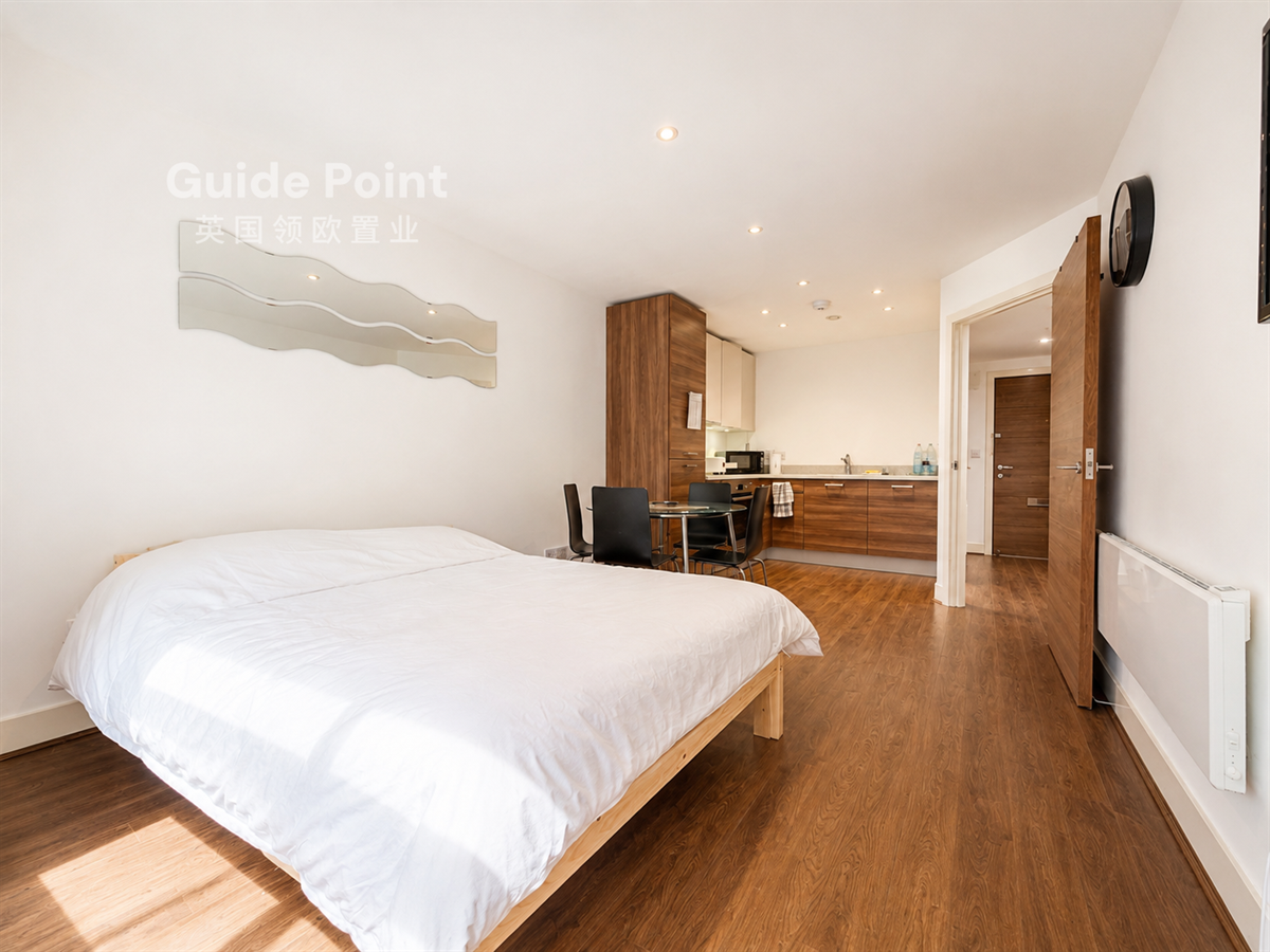 Flat Bromyard Avenue in Greater London