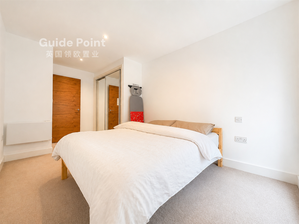 Flat Bromyard Avenue in Greater London