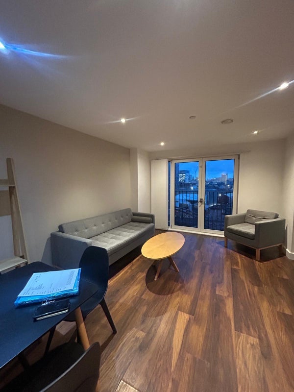 Flat Trinity Way in Salford
