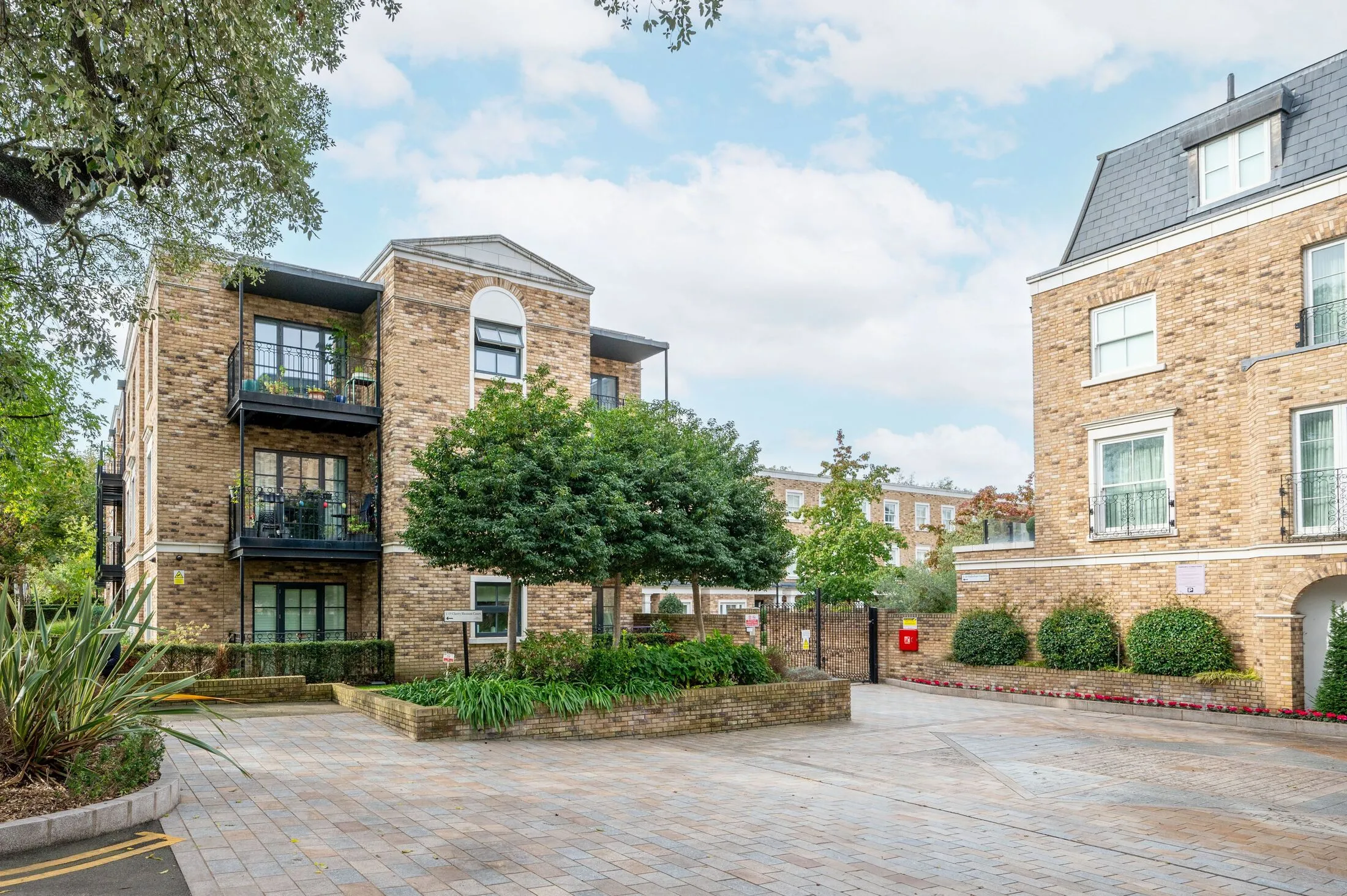 Flat Palladian Gardens in Greater London