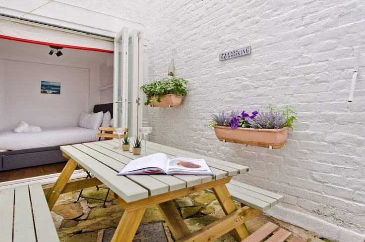 Flat Hugh Street in City of Westminster
