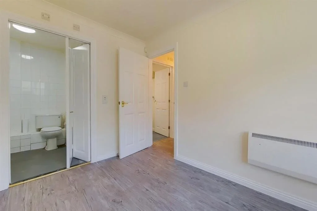 Flat Albany Road in Greater London