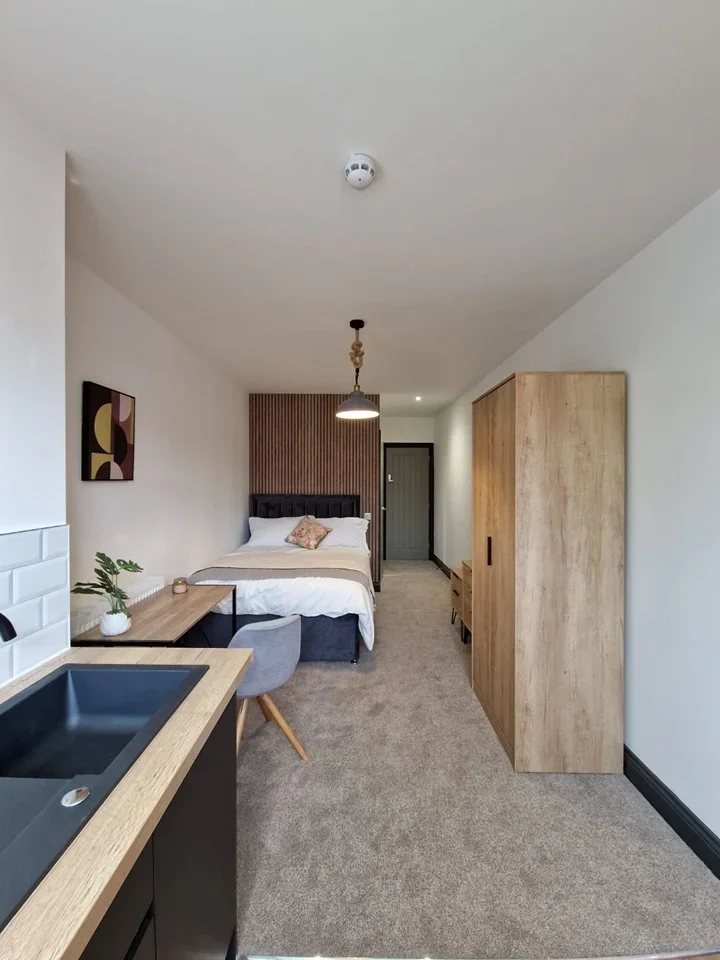 Room Manor Road in Rugby