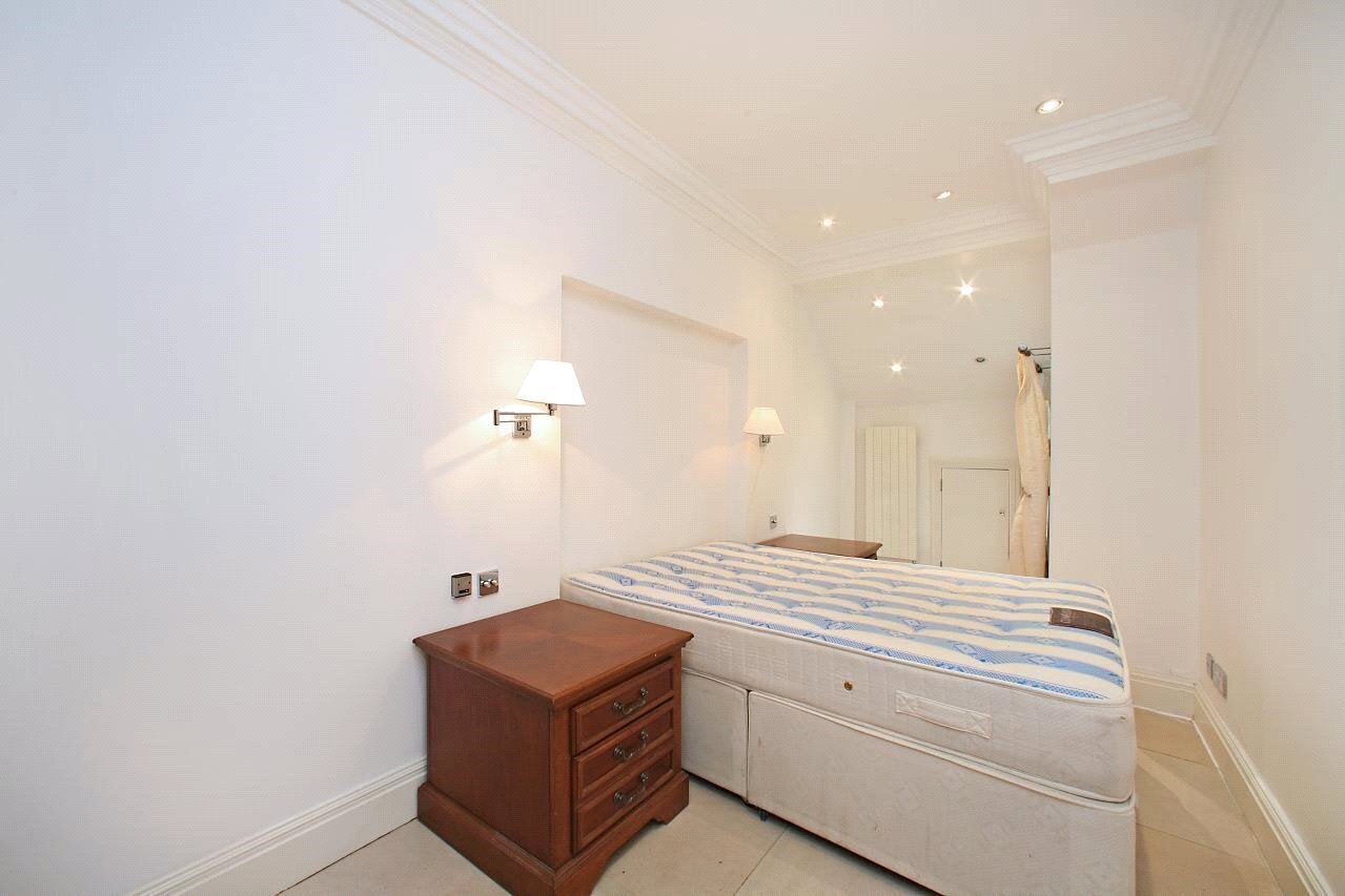 Flat Greencroft Gardens in Greater London