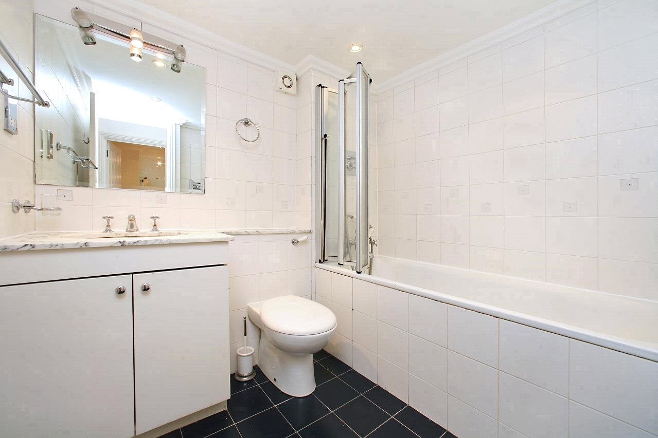 Flat Greencroft Gardens in Greater London