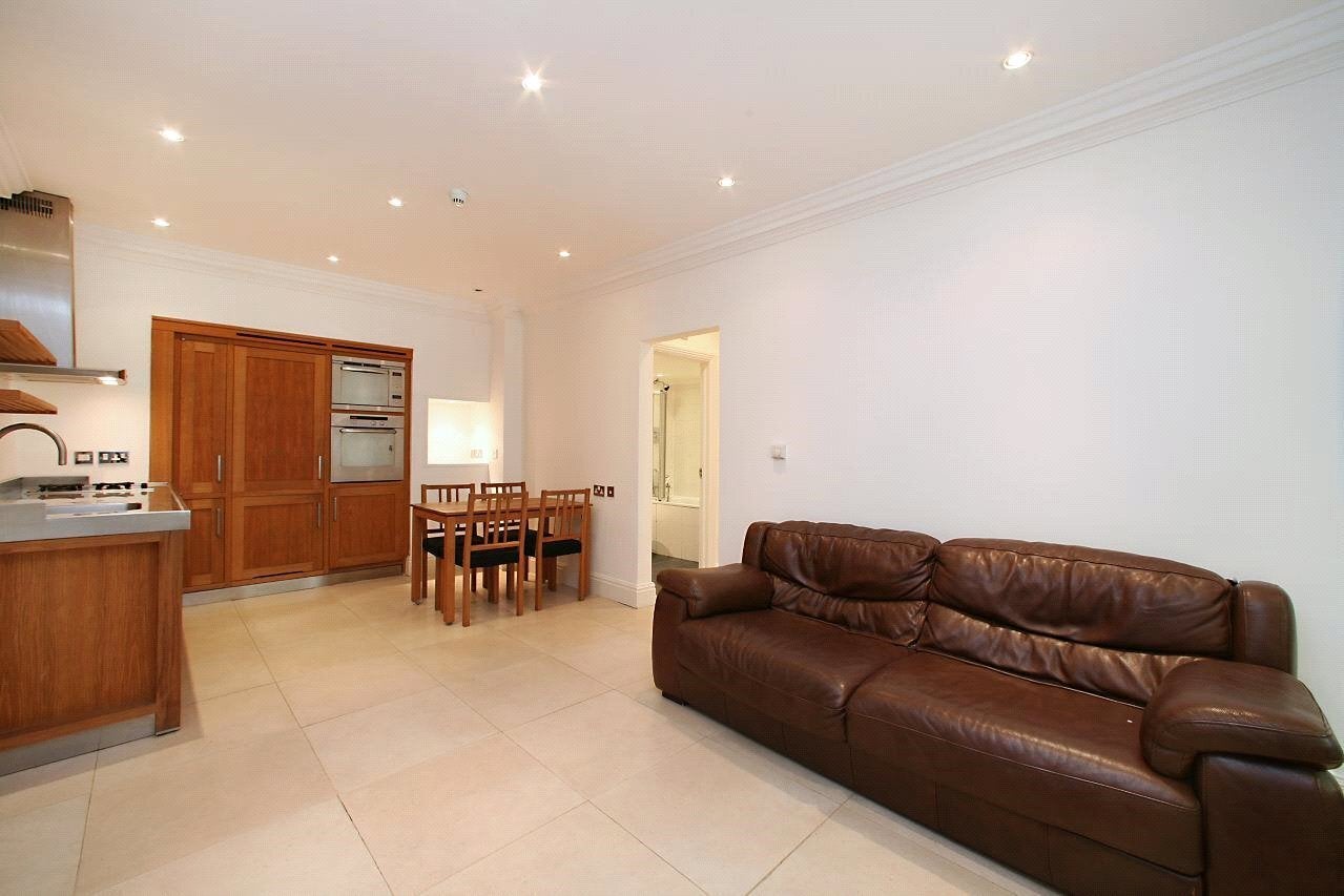 Flat Greencroft Gardens in Greater London