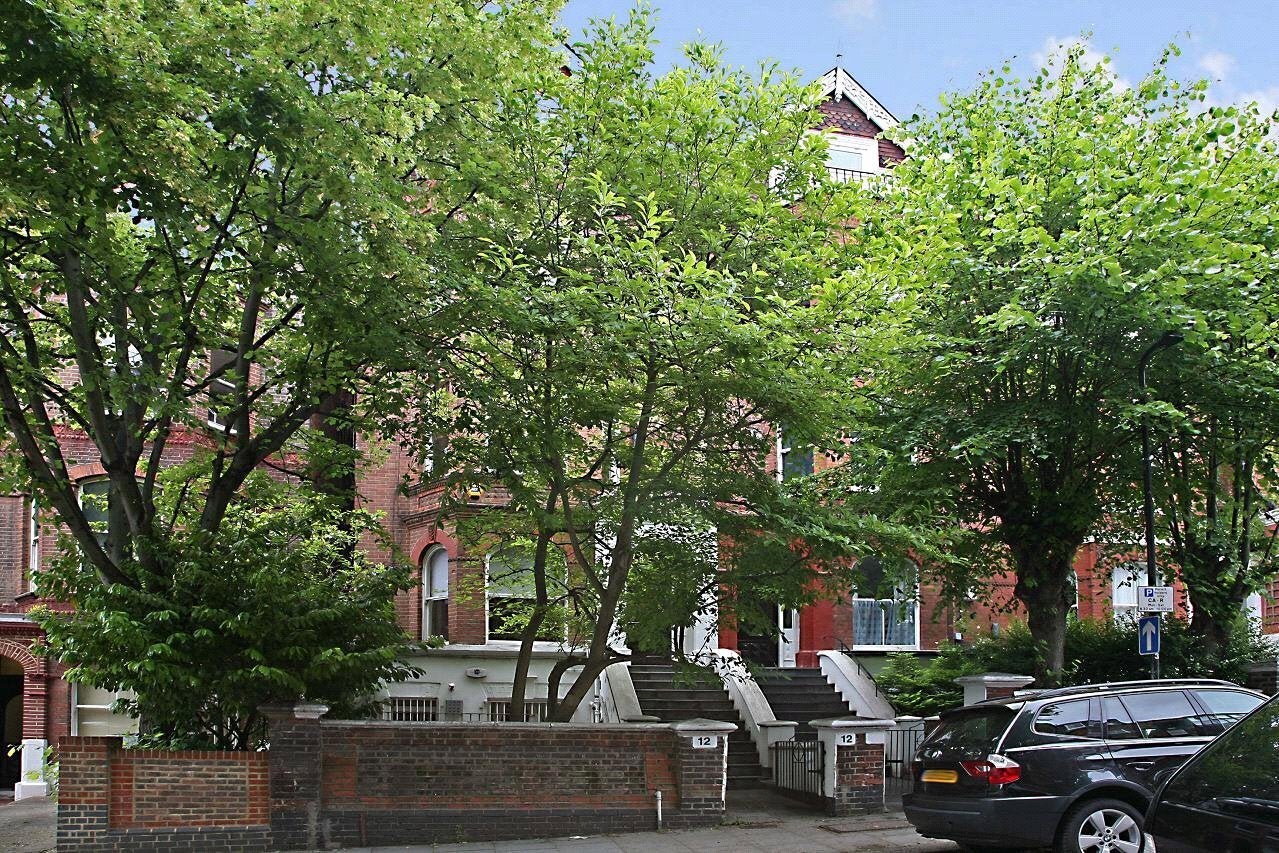 Flat Greencroft Gardens in Greater London