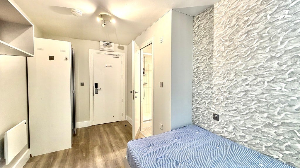 Room Gunnersbury Lane in Greater London