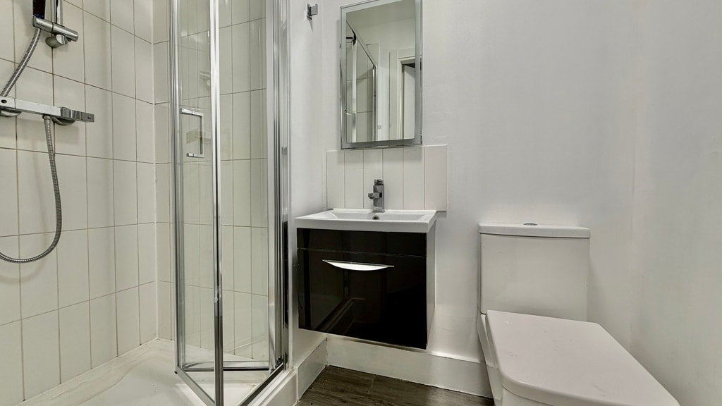 Room Gunnersbury Lane in Greater London