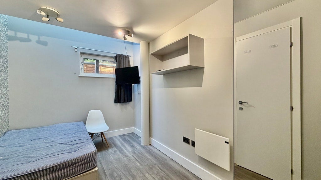 Room Gunnersbury Lane in Greater London