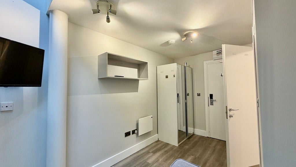 Room Gunnersbury Lane in Greater London