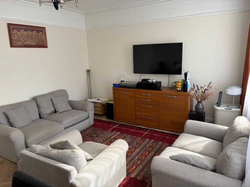 Room Shrubbery Road in Greater London
