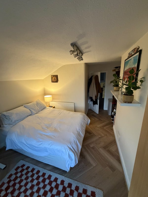 Room Shrubbery Road in Greater London