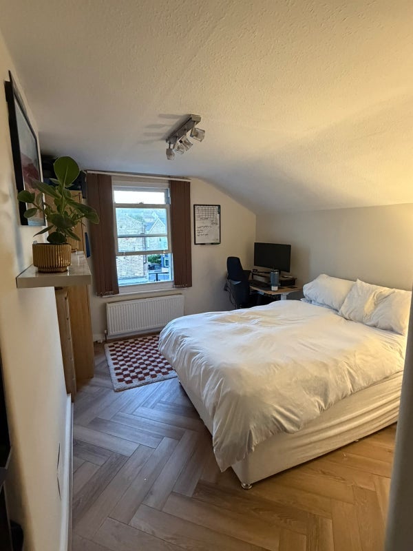 Room Shrubbery Road in Greater London