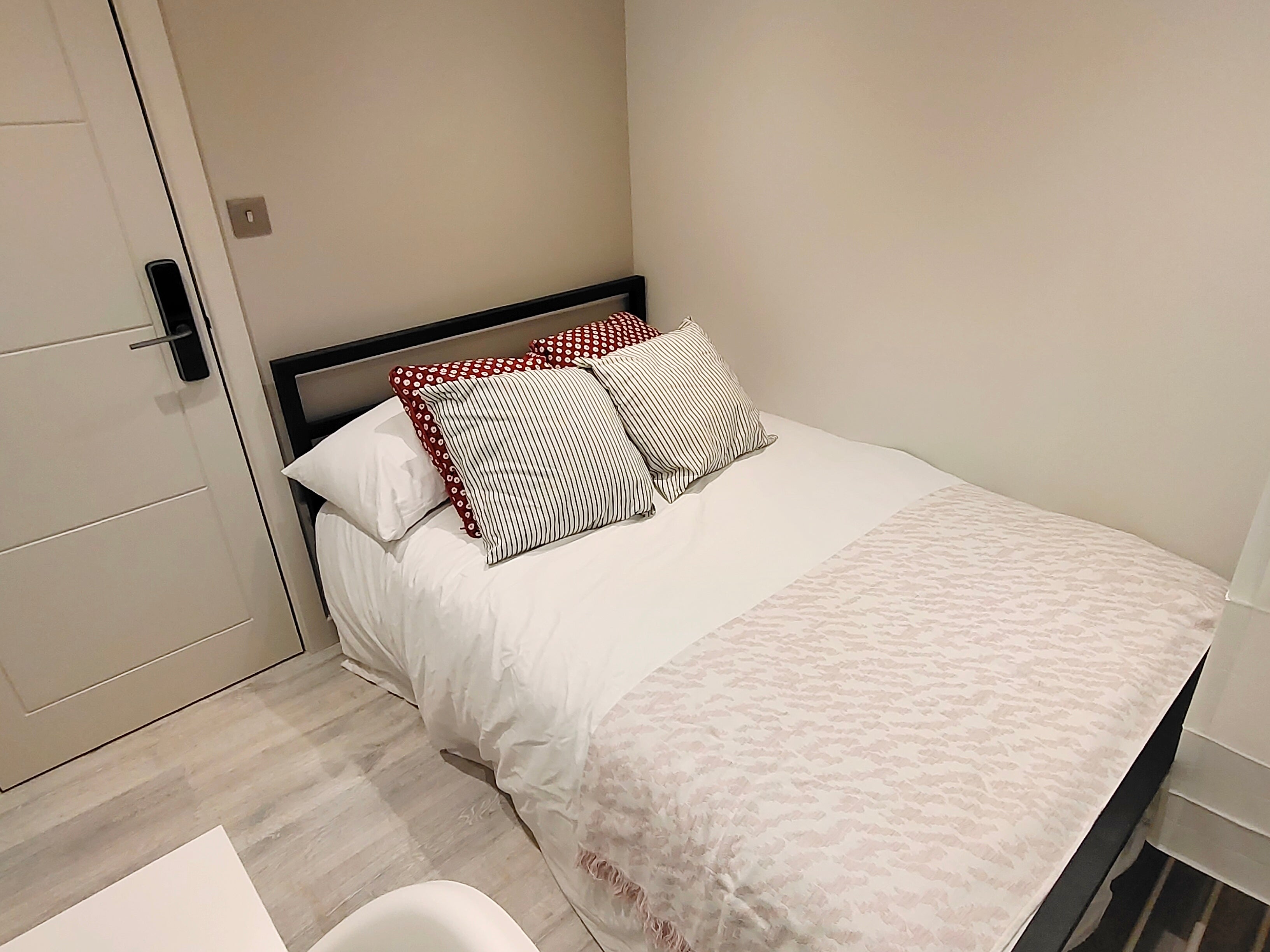 Flat Addison Gardens in Greater London