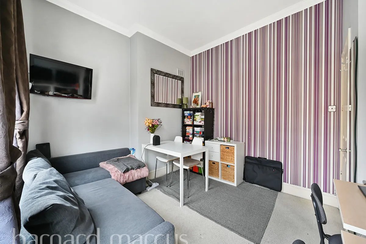 Flat Lavender Gardens in Greater London