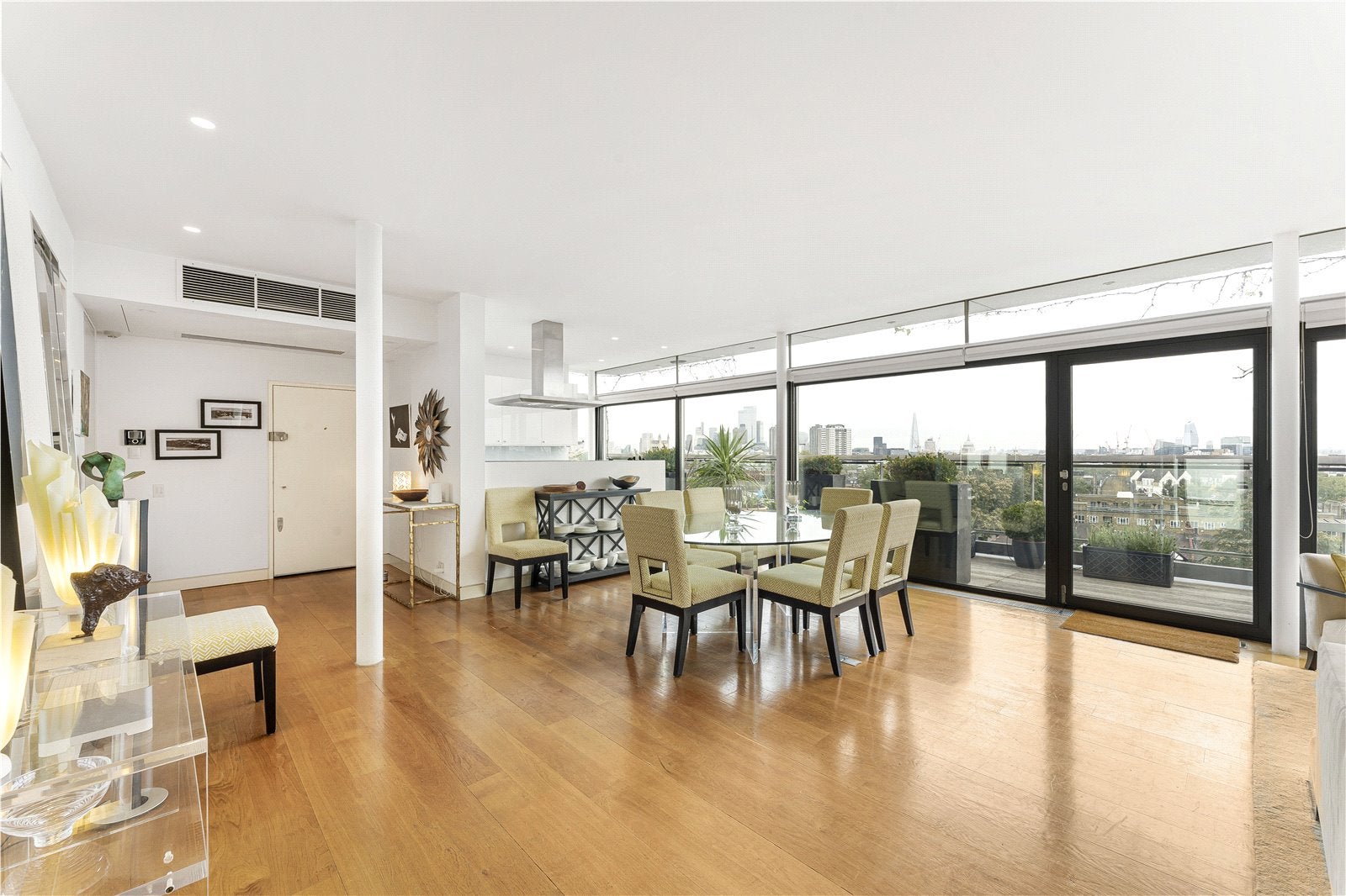 Flat Pentonville Road in Greater London