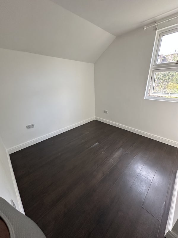 Room Crowther Road in Greater London
