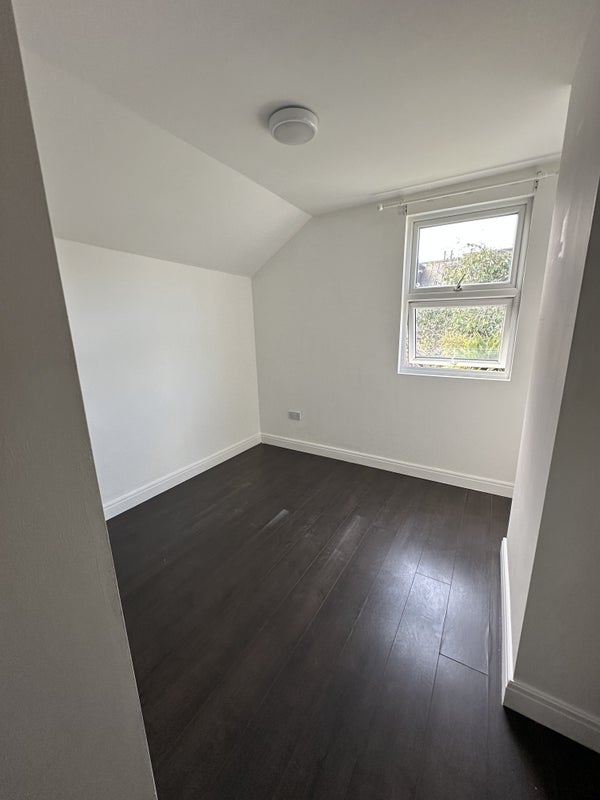 Room Crowther Road in Greater London