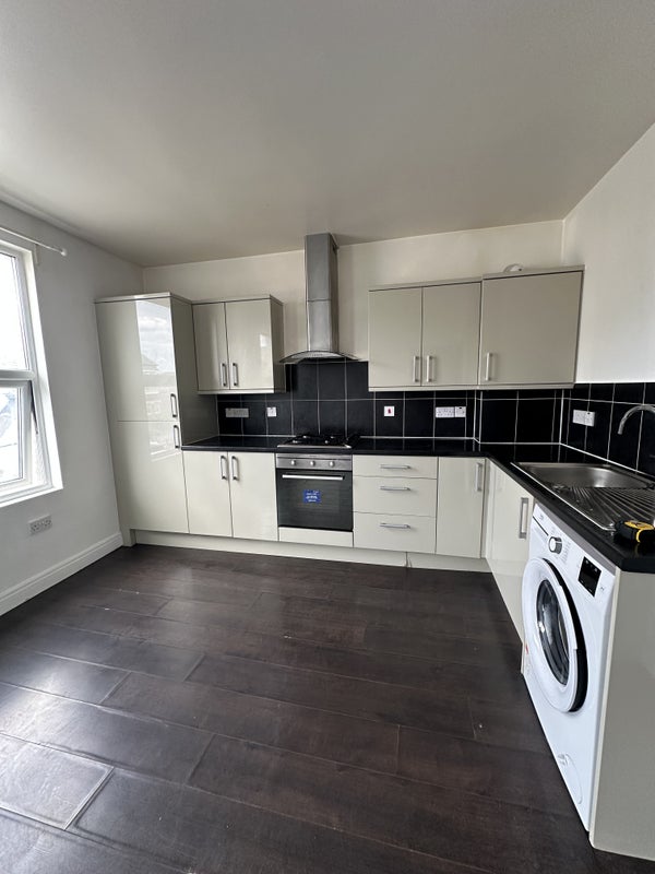 Room Crowther Road in Greater London