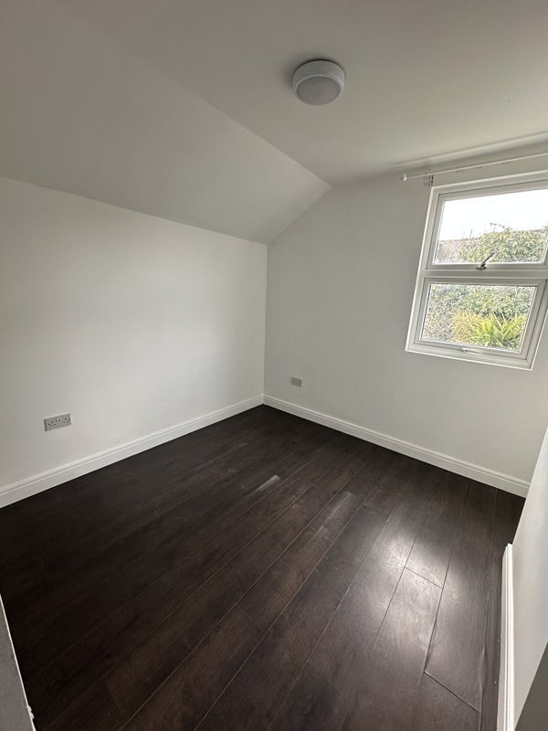Room Crowther Road in Greater London