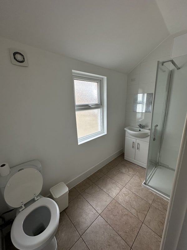 Room Crowther Road in Greater London