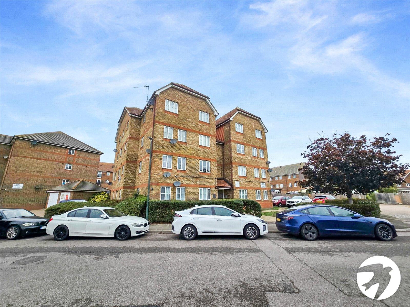 Flat Fairway Drive in Greater London