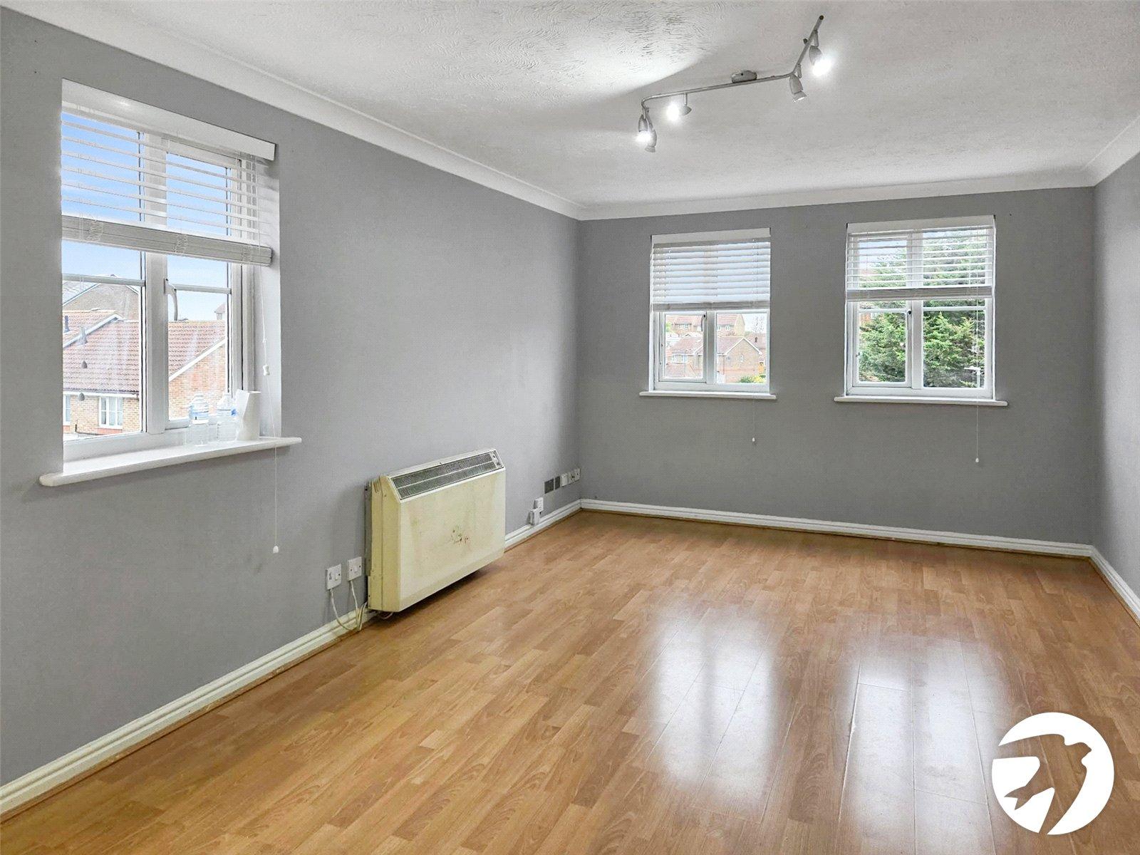 Flat Fairway Drive in Greater London