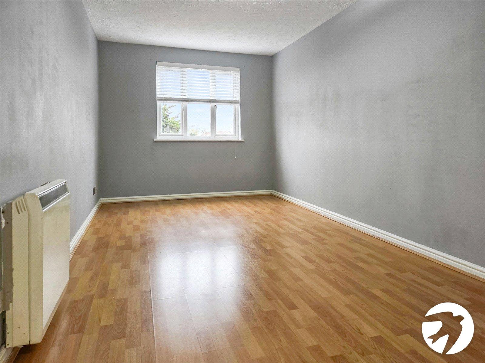 Flat Fairway Drive in Greater London