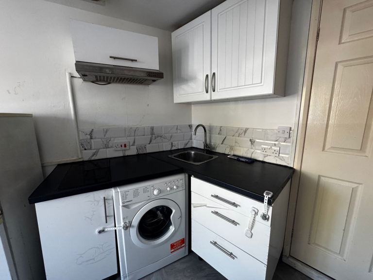 Flat Belgrave Walk in Greater London