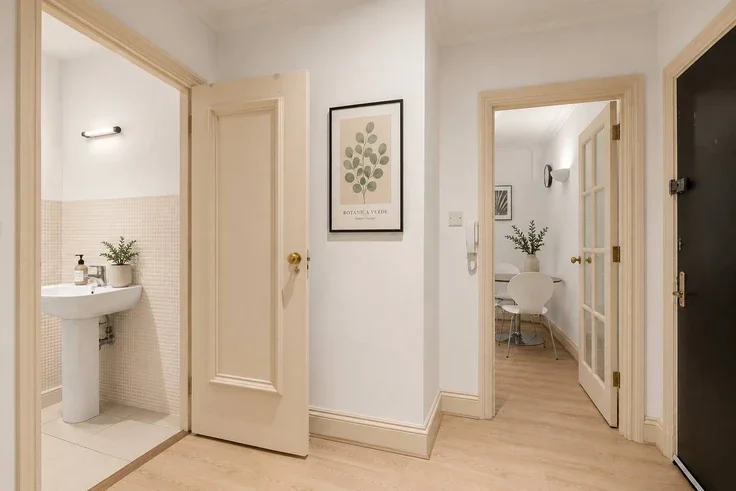 Flat Sussex Gardens in City of Westminster
