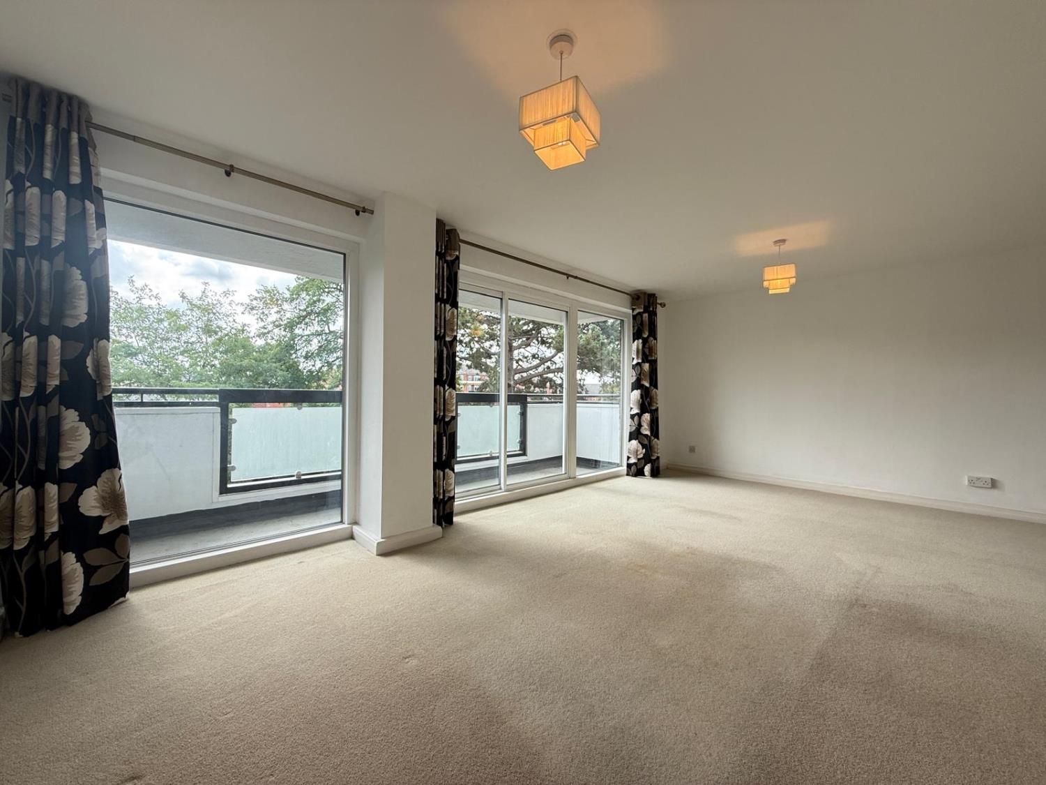Flat Oakleigh Road North in Greater London