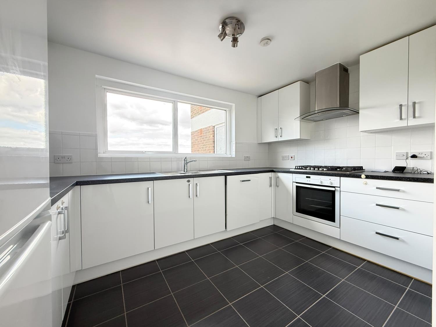 Flat Oakleigh Road North in Greater London