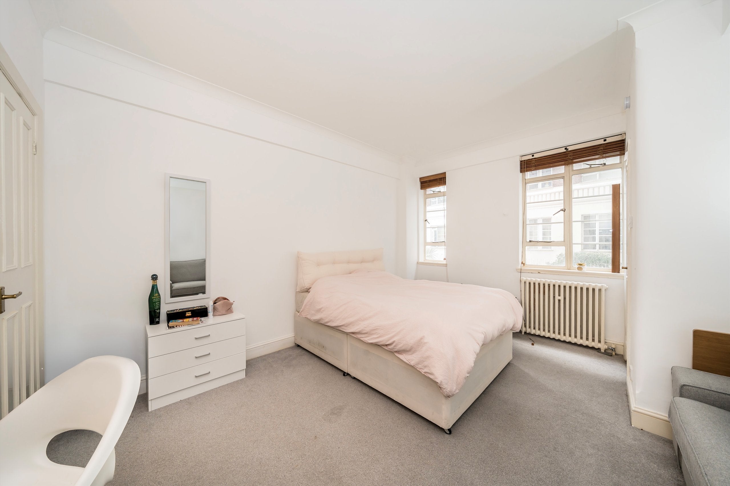 Flat Sloane Avenue in Greater London