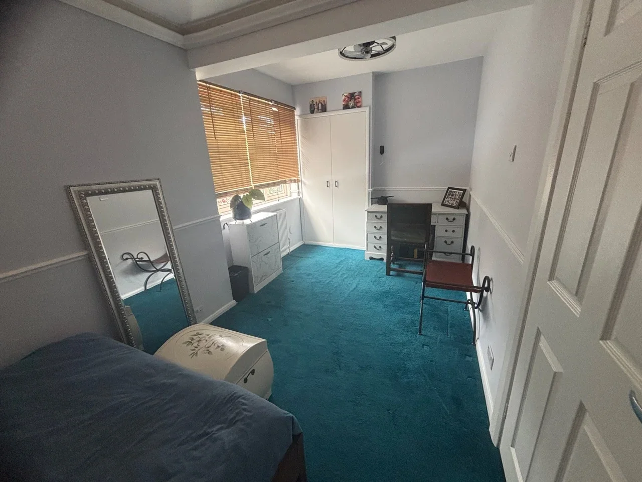 Room Ridgemount Avenue in Greater London
