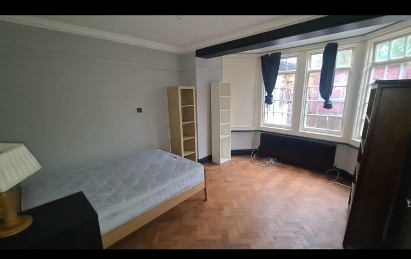 Room Violet Lane in Greater London
