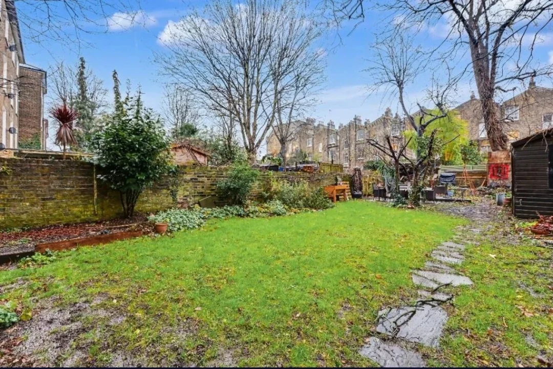 Flat Caversham Road in Greater London