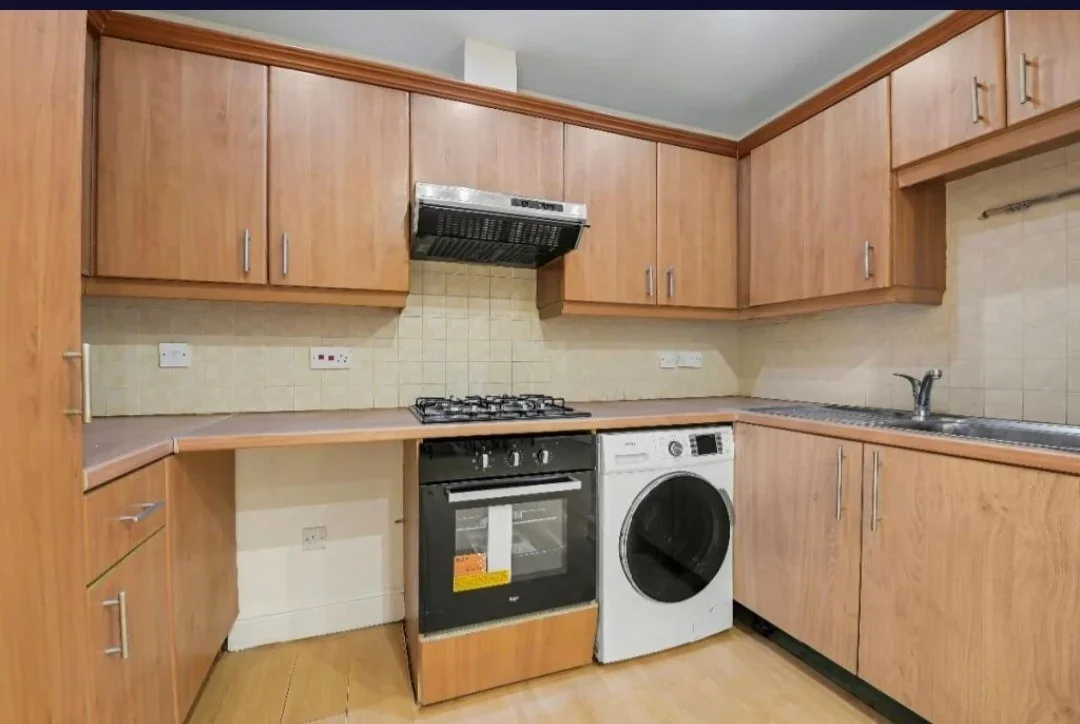 Flat Caversham Road in Greater London