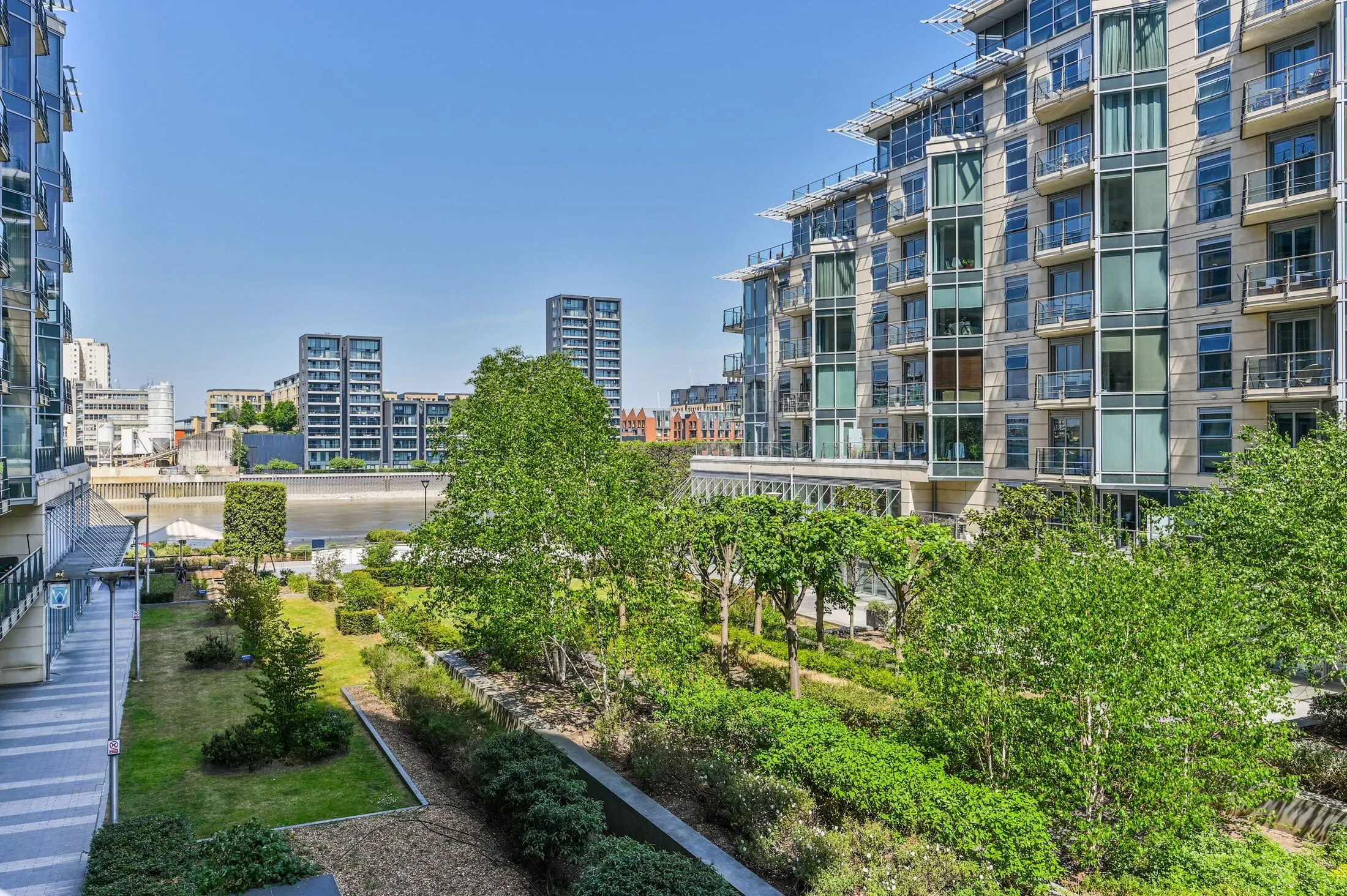 Flat Juniper Drive in Greater London