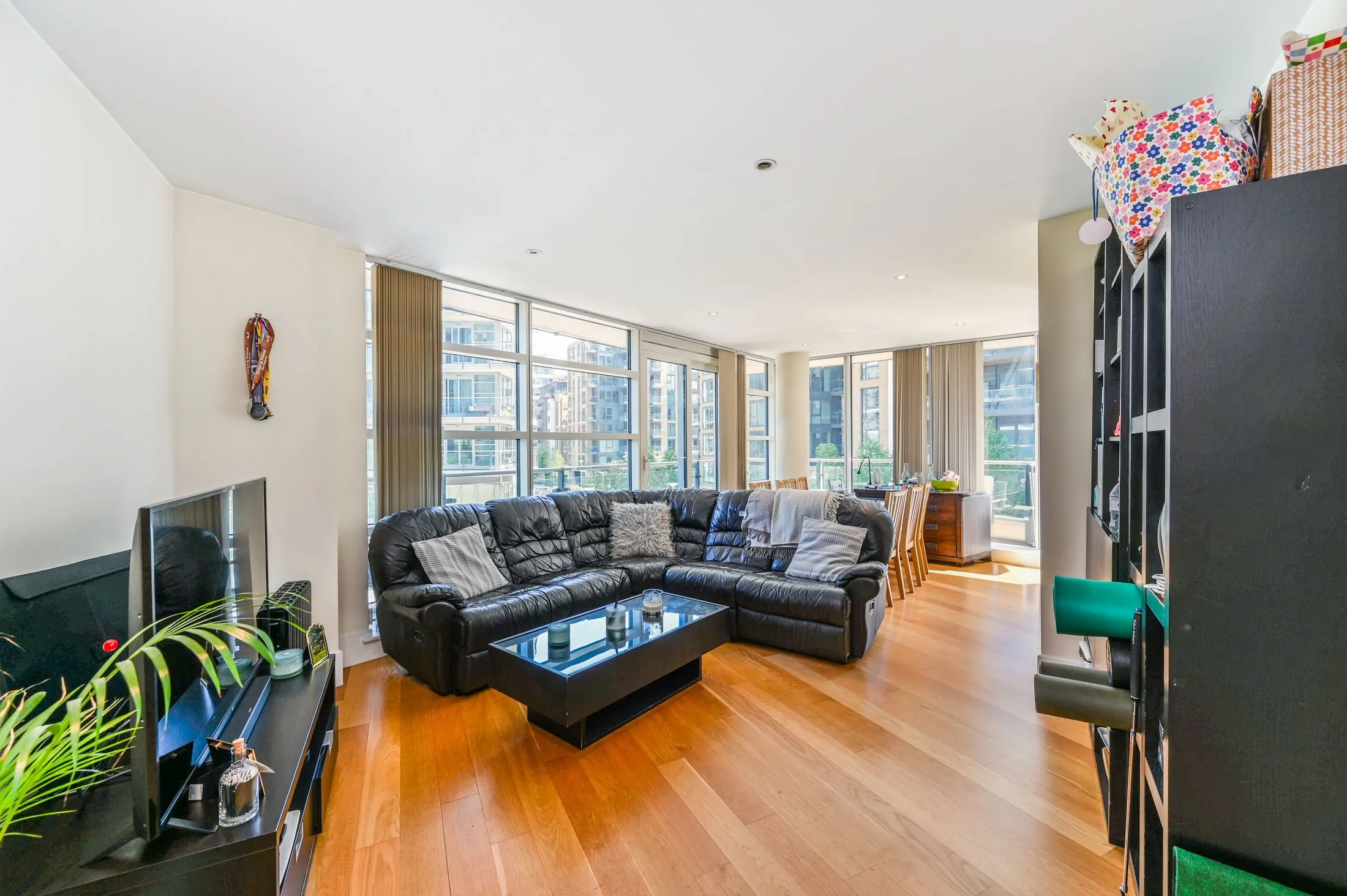 Flat Juniper Drive in Greater London