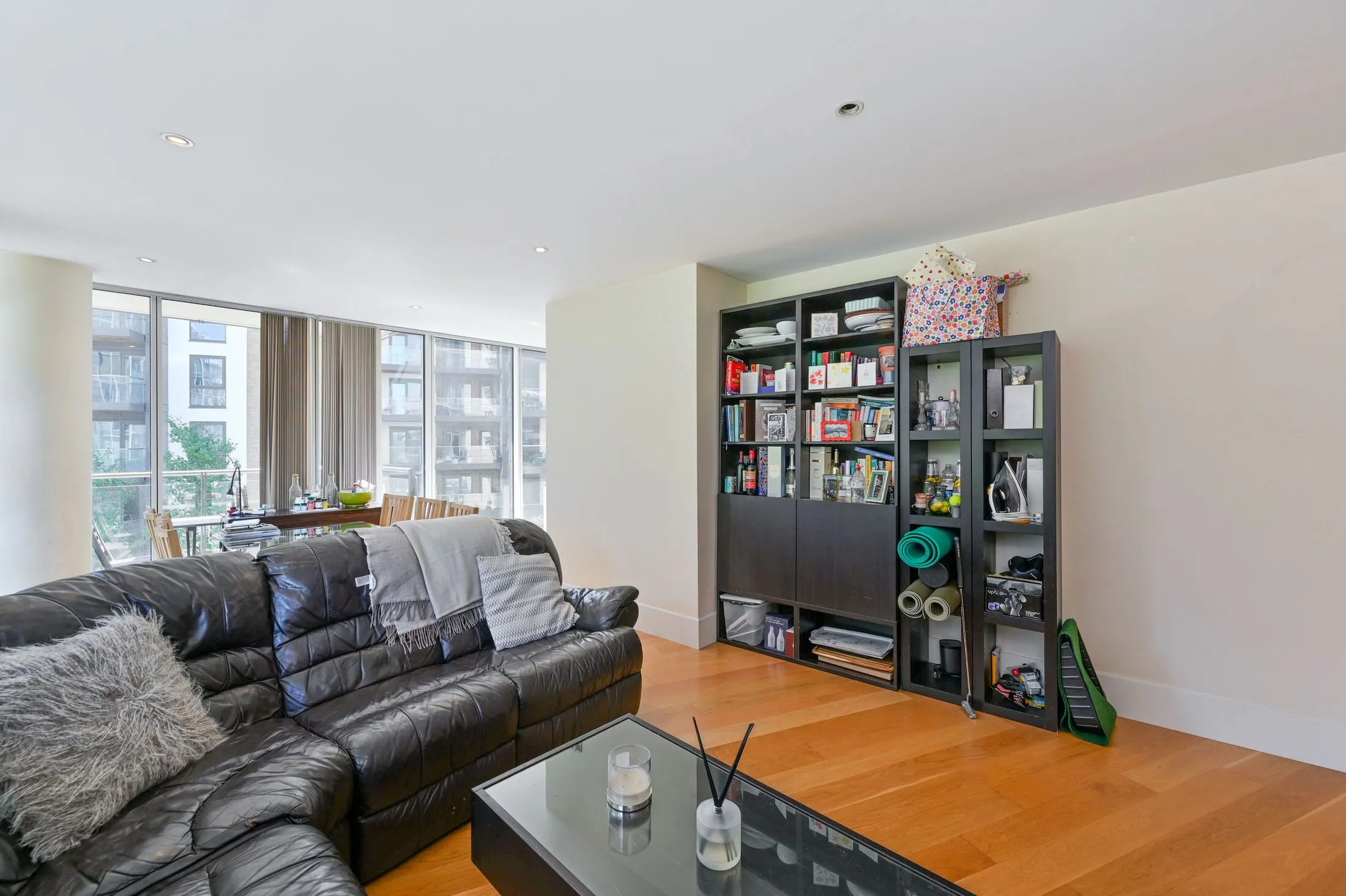 Flat Juniper Drive in Greater London