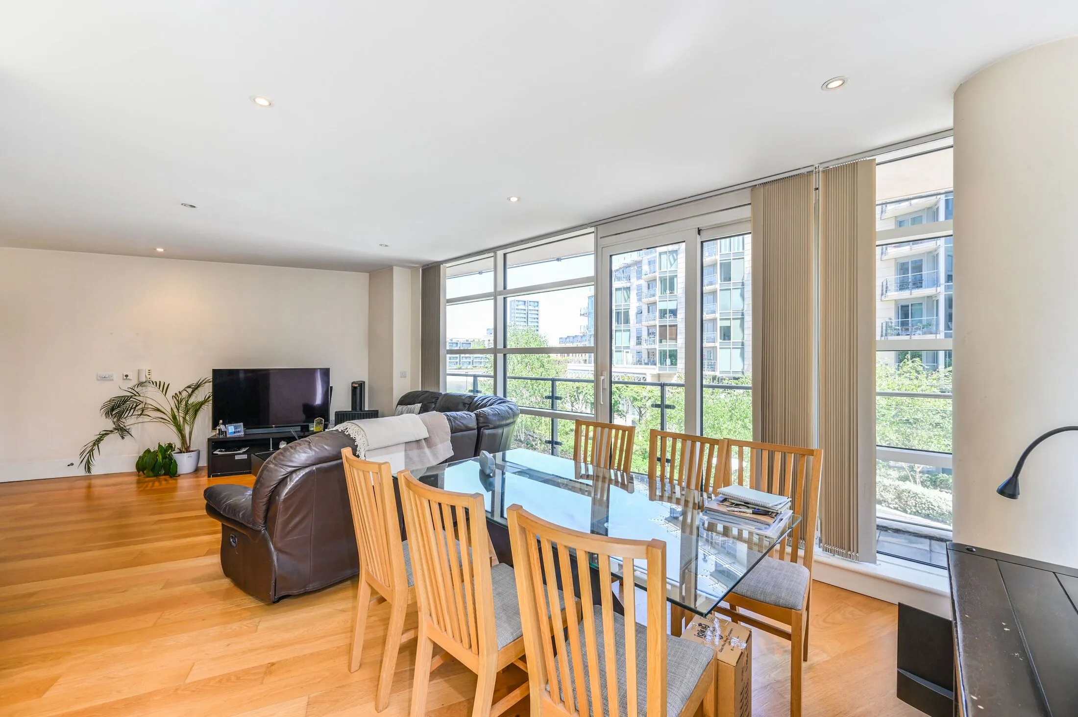 Flat Juniper Drive in Greater London