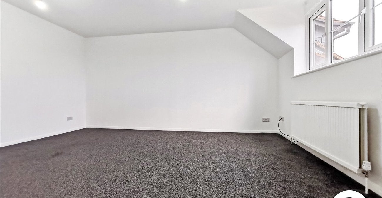 Flat Falcon Close in Dartford
