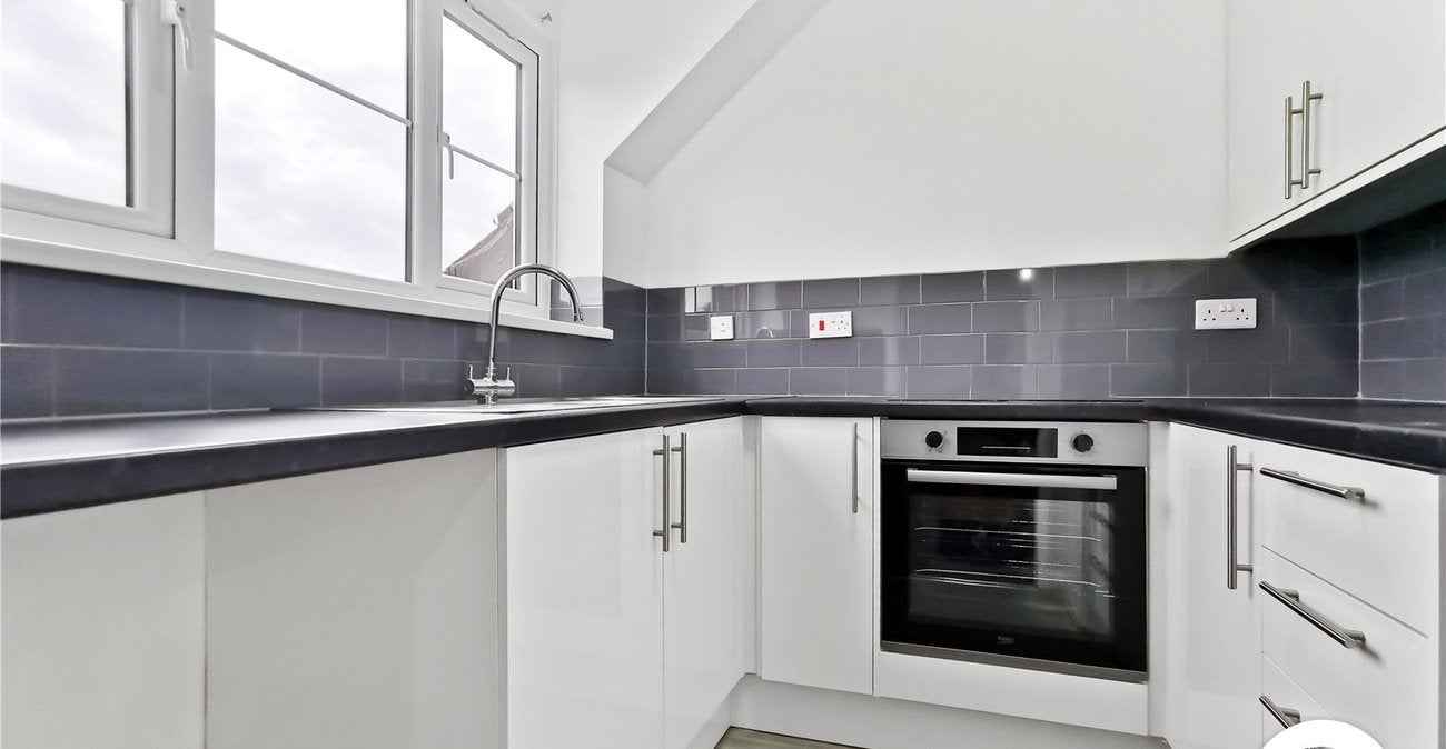 Flat Falcon Close in Dartford