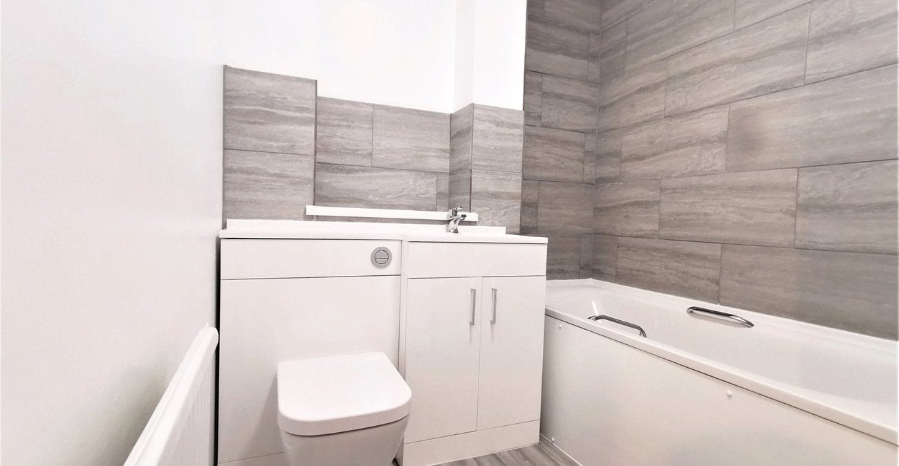 Flat Falcon Close in Dartford